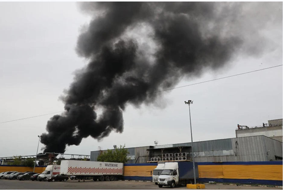 Клуби чорного диму видно з різних кінців міста: у Нижньому Новгороді спалахнула потужна пожежа на заводі. Фото і відео