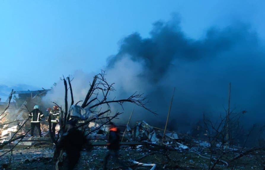 Окупанти завдали удару по будинку на Дніпропетровщині, постраждали 22 особи: пʼять з них – діти. Фото і відео