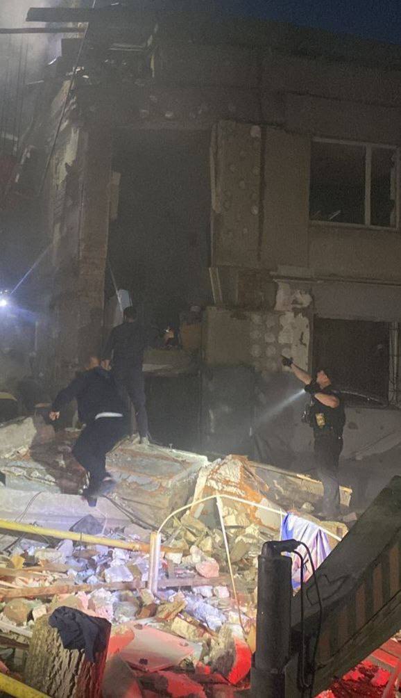Окупанти завдали удару по будинку на Дніпропетровщині, постраждали шість осіб: під завалами залишаються люди. Фото