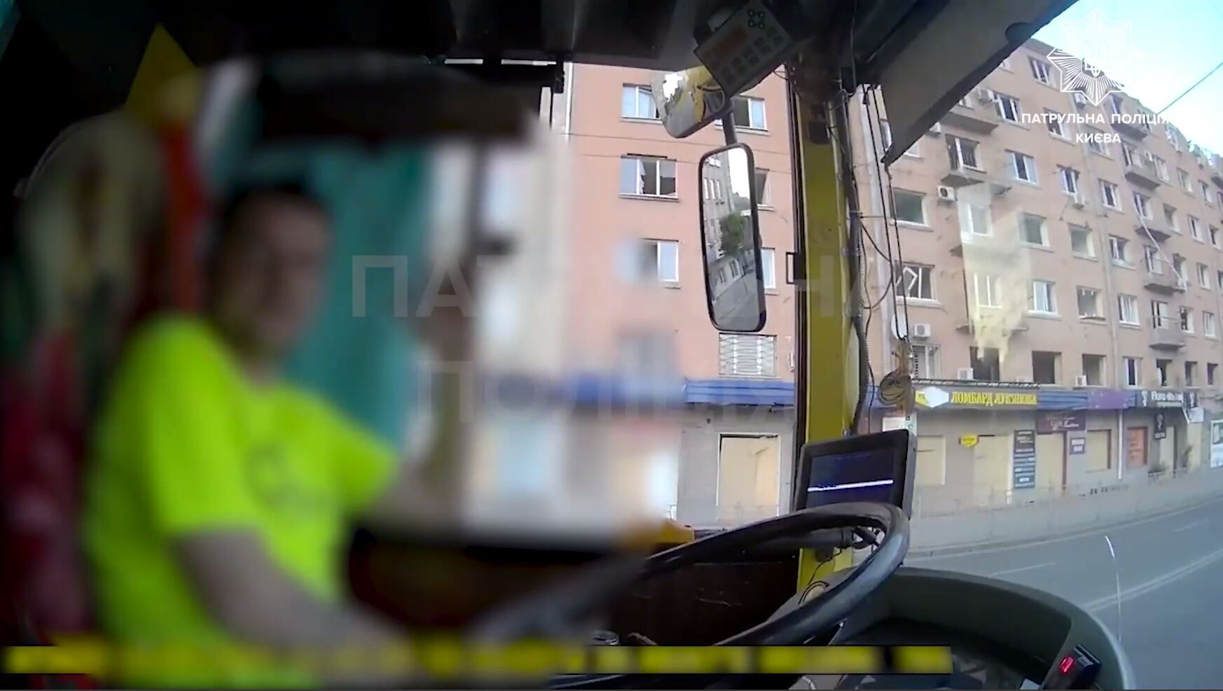 Выпил литр пива: в Киеве остановили водителя троллейбуса, у которого "Драгер" обнаружил 2,15 промилле алкоголя в крови. Видео