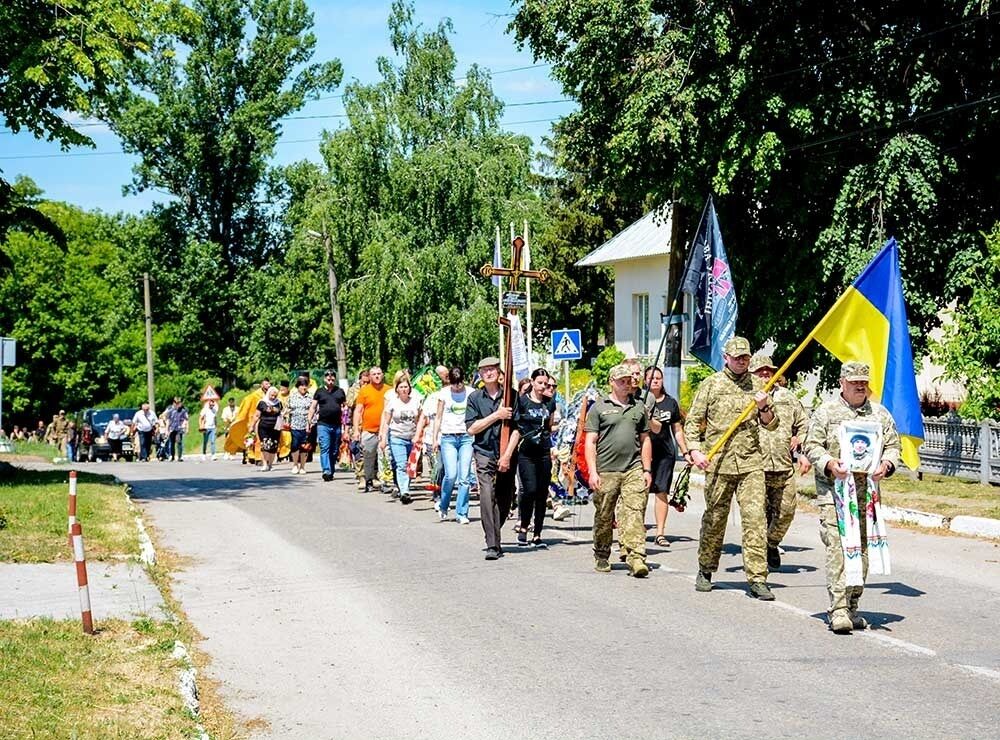 На Київщині навколішки попрощалися з воїном, який загинув в боях на Донеччині: він проходив навчання в Британії. Фото