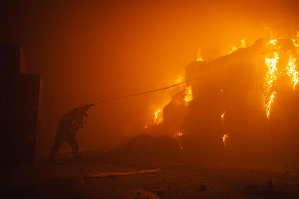 У Києві сапери в палаючій будівлі знешкодили нездетоновану 50-кілограмову бойову частину Shahed. Фото та відео