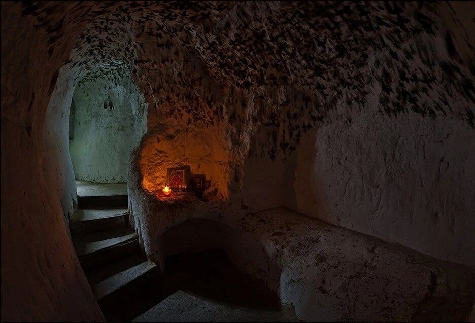 У Києві на Китай-горі збереглись печери дохристиянських часів: на стінах є написи старослов’янською. Фото