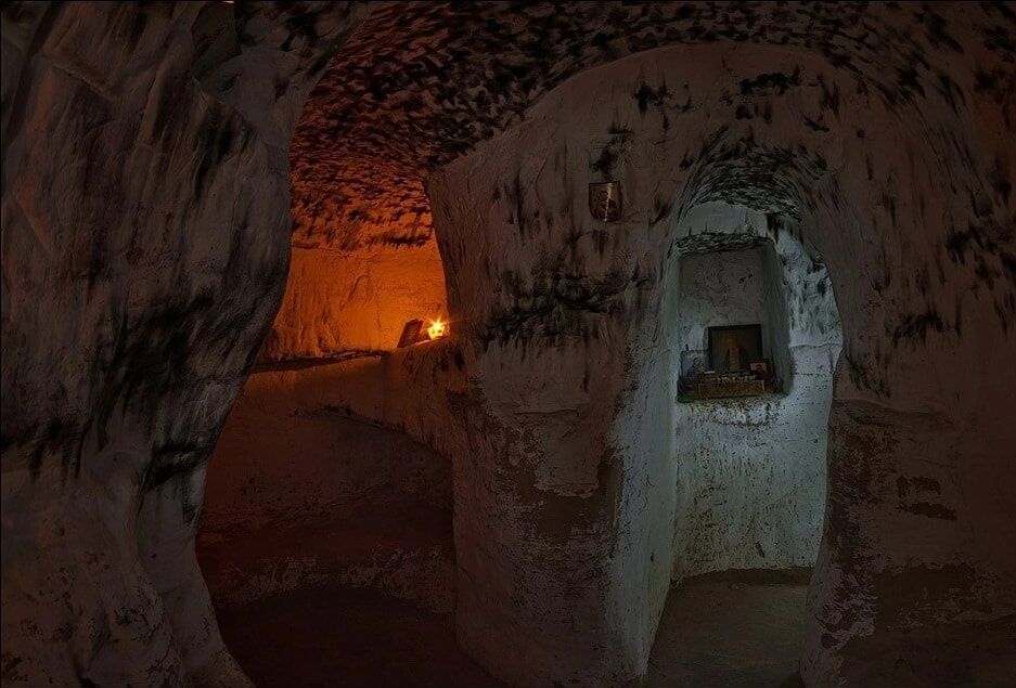В Киеве на Китай-горе сохранились пещеры дохристианских времен: на стенах есть надписи на старославянском. Фото