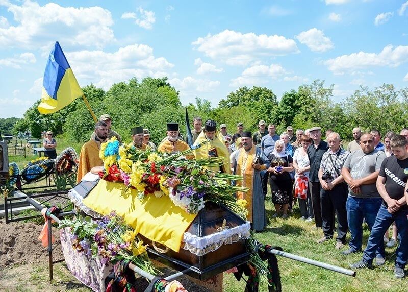 На Київщині навколішки попрощалися з воїном, який загинув в боях на Донеччині: він проходив навчання в Британії. Фото