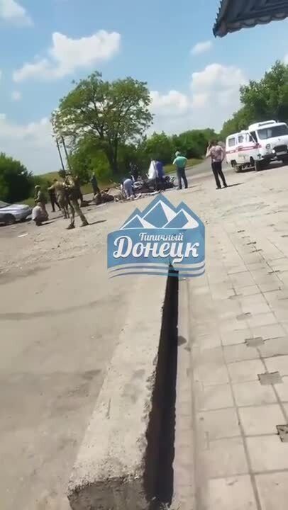 В оккупированном Шахтерске БТР захватчиков раздавил авто мирных жителей: два человека погибли. Видео