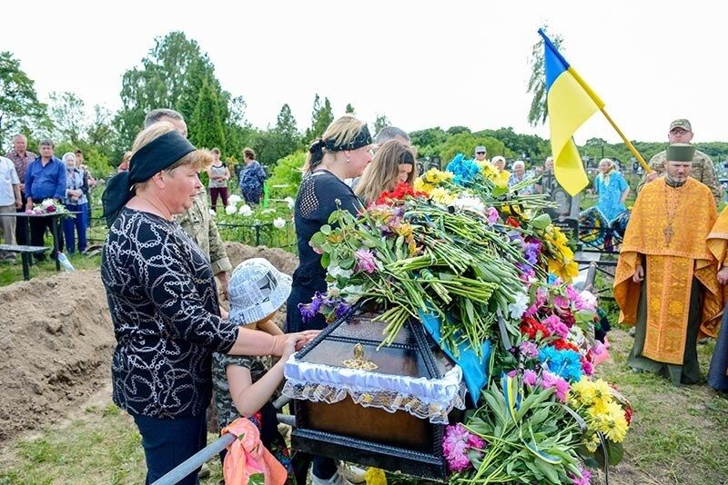 На Київщині навколішки попрощалися з воїном, який загинув в боях на Донеччині: він проходив навчання в Британії. Фото 