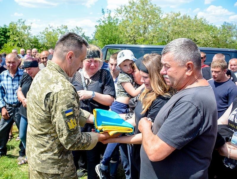 На Київщині навколішки попрощалися з воїном, який загинув у боях на Донеччині: він проходив навчання в Британії.  Фото 