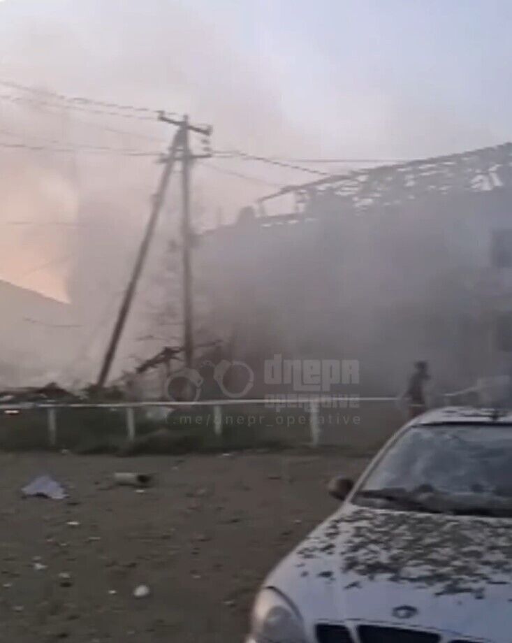 Піднявся дим: відео перших хвилин після удару по передмістю Дніпра потрапило в мережу