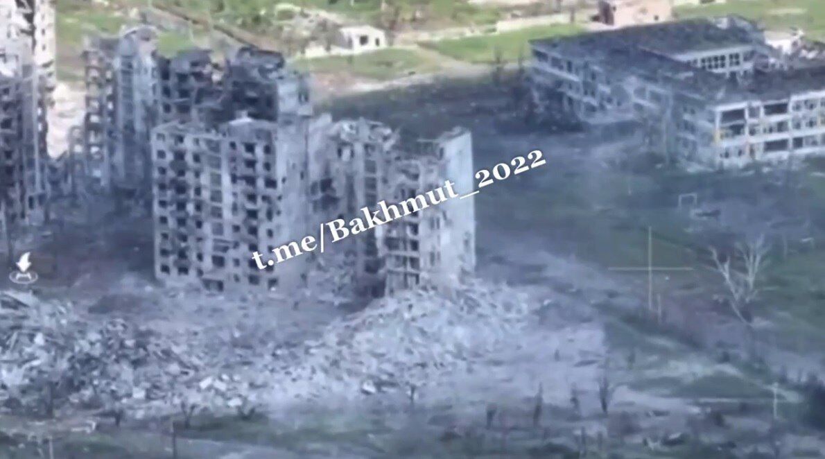 В Бахмуте оккупанты уничтожили и второй дом с муралом, изображавшим семью. Фото