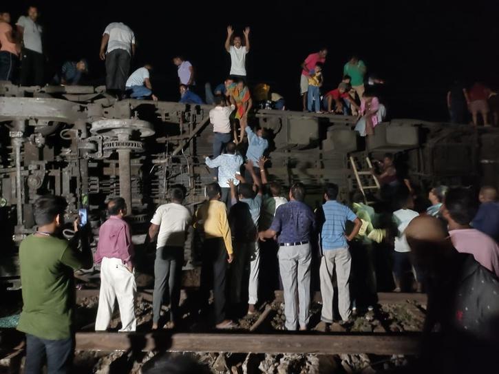 В Индии столкнулись поезда: более 288 жертв и 900 раненых