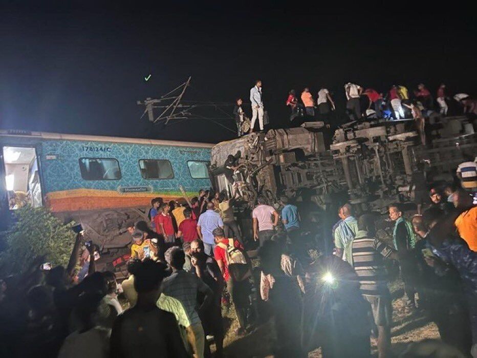 В Индии столкнулись поезда: более 288 жертв и 900 раненых