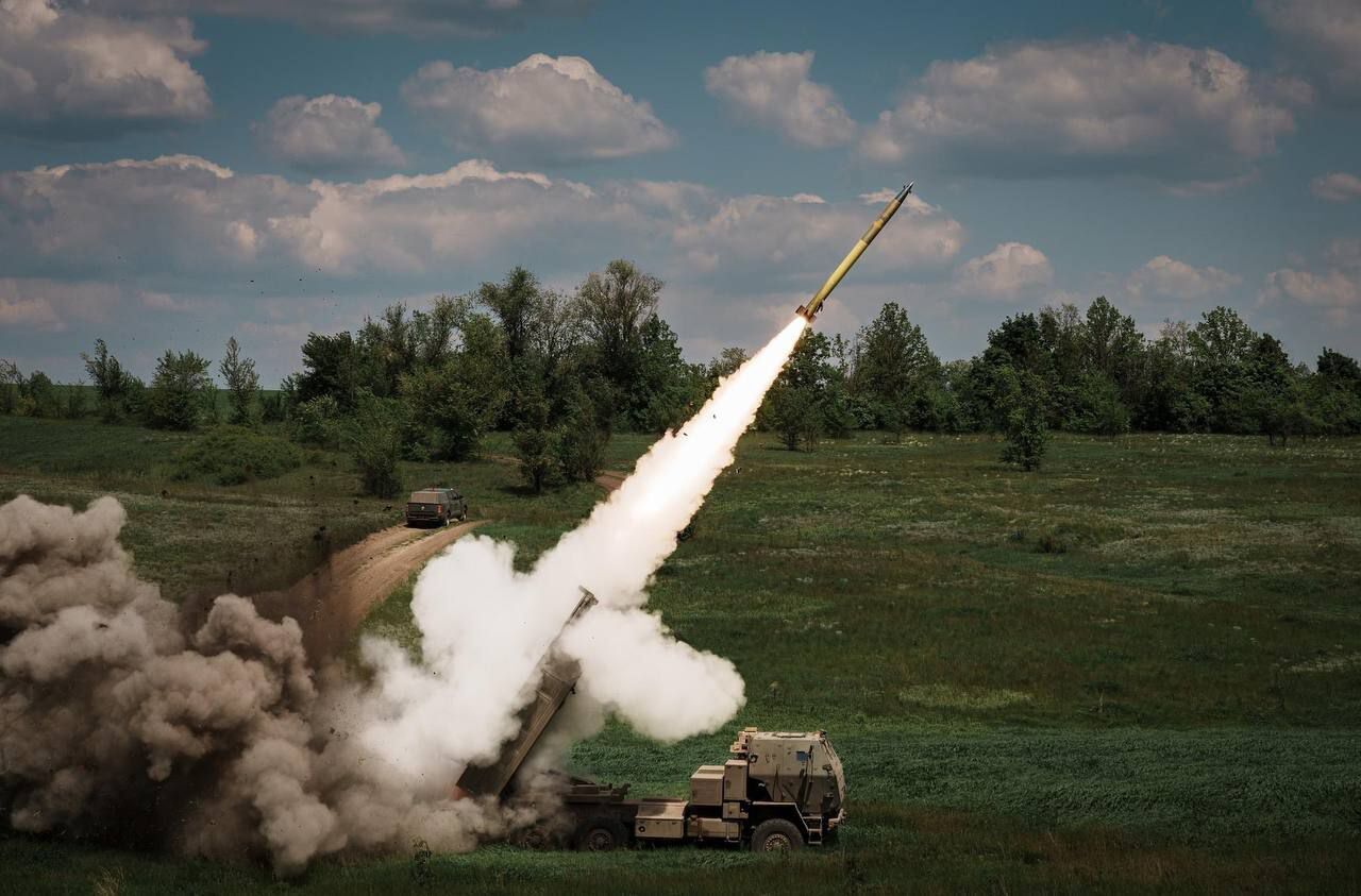 Видовищний постріл РСЗВ HIMARS