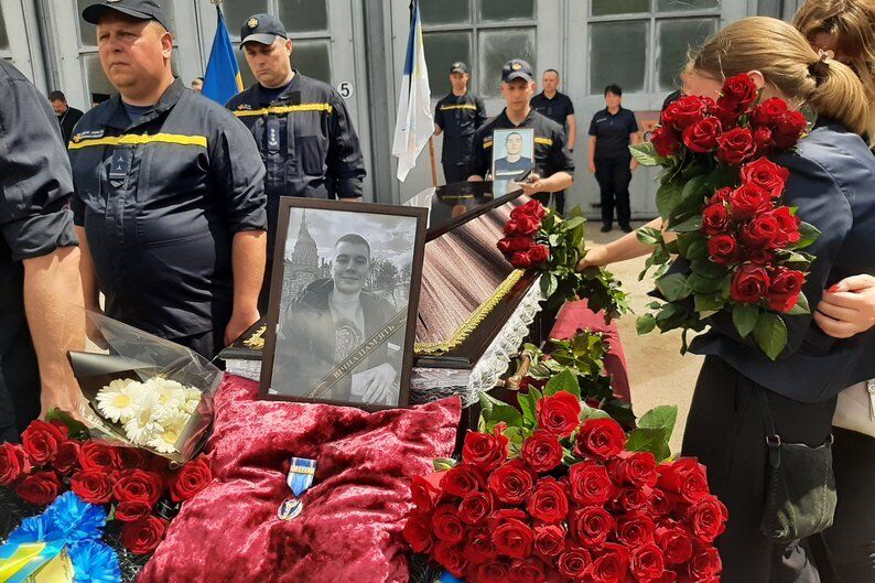 В Харькове простились с курсантами, погибшими от взрыва снаряда: семьи обоих в оккупации. Фото