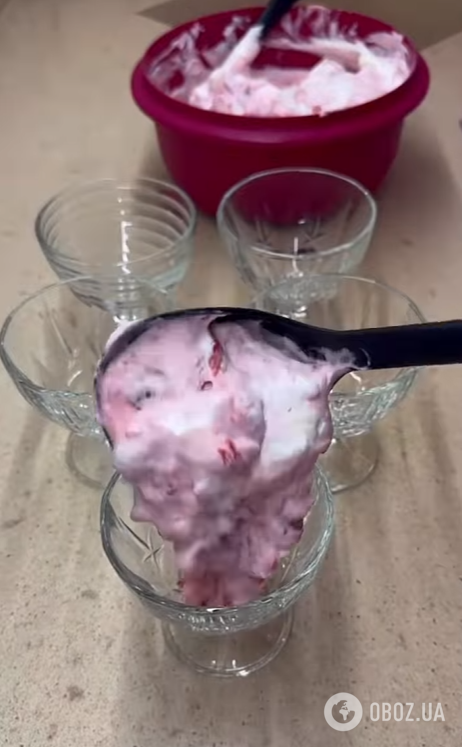 Смачніше за морозиво: елементарний десерт з полуниці та безе 