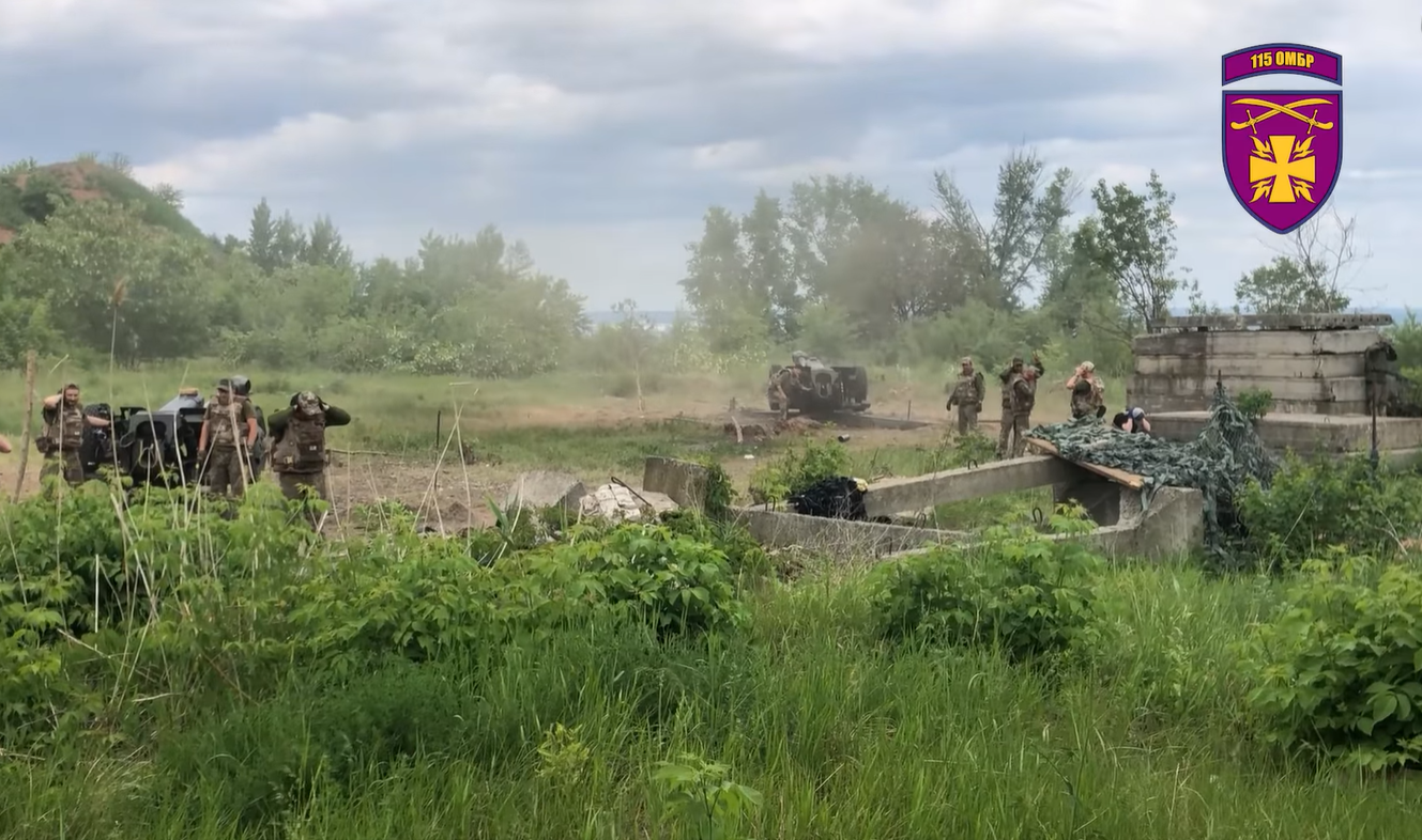 Артилеристи показали, як випалюють ворога з українських земель. Відео ударів