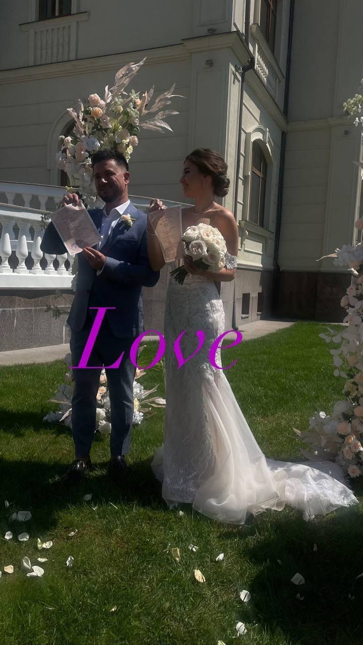 Бывший Ани Лорак сыграл свадьбу с украинской визажисткой под Киевом. Фото
