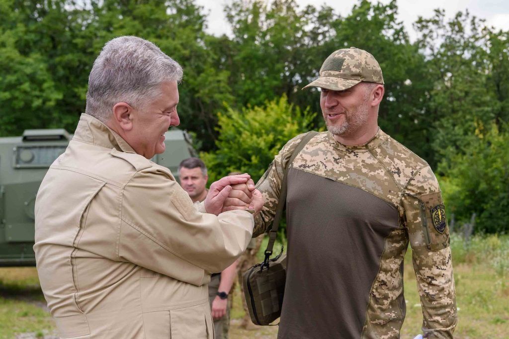 Порошенко привіз бійцям на східний фронт техніку й боєприпаси та повідомив про новий контракт на 55 Foden i DAF для ЗСУ