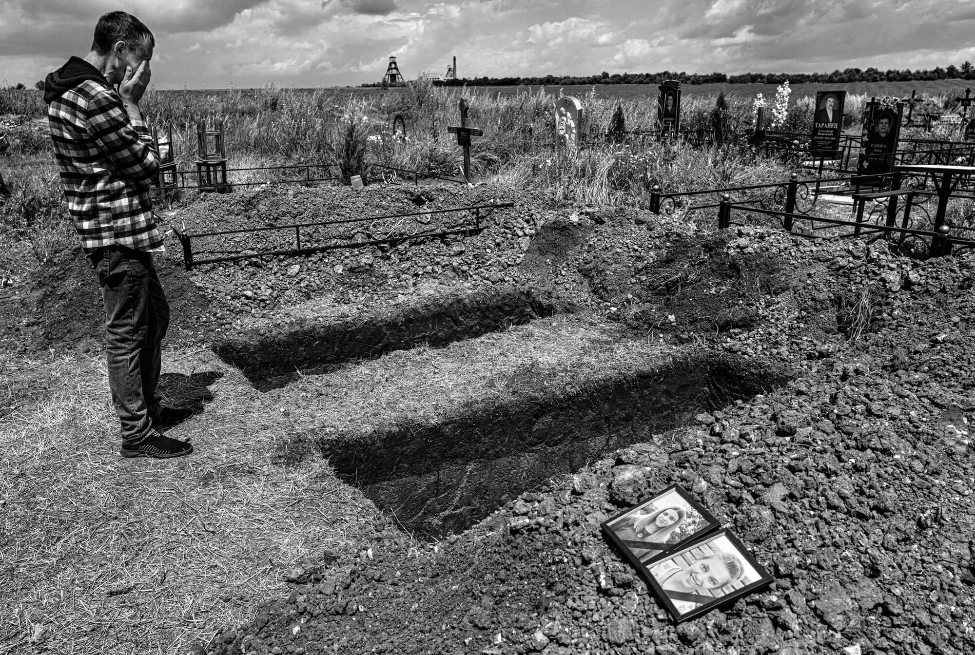 Поховали у весільних сукнях: на Донеччині попрощалися з близнючками, яких РФ убила в Краматорську. Фото