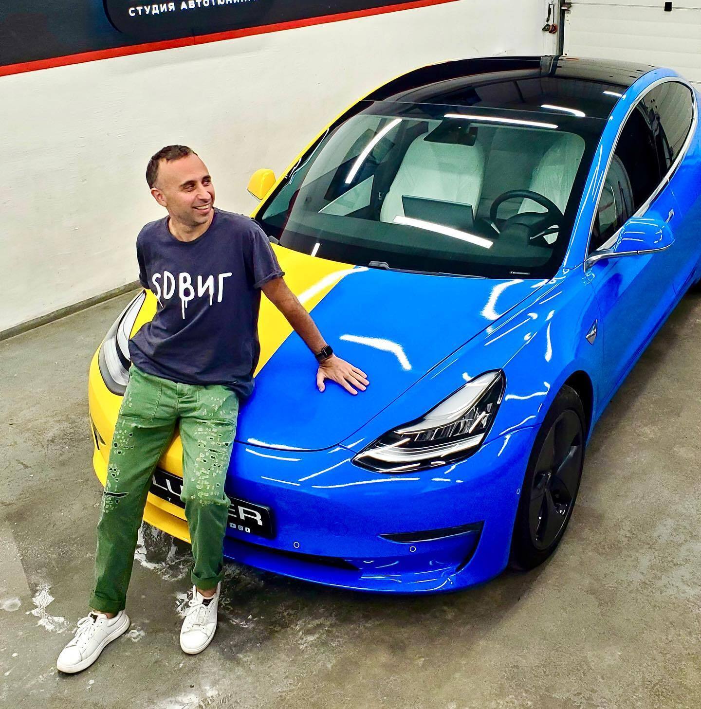 "Как тебе такое, Илон Маск?" В Одессе мужчина перекрасил Tesla в цвета украинского флага. Фото и видео