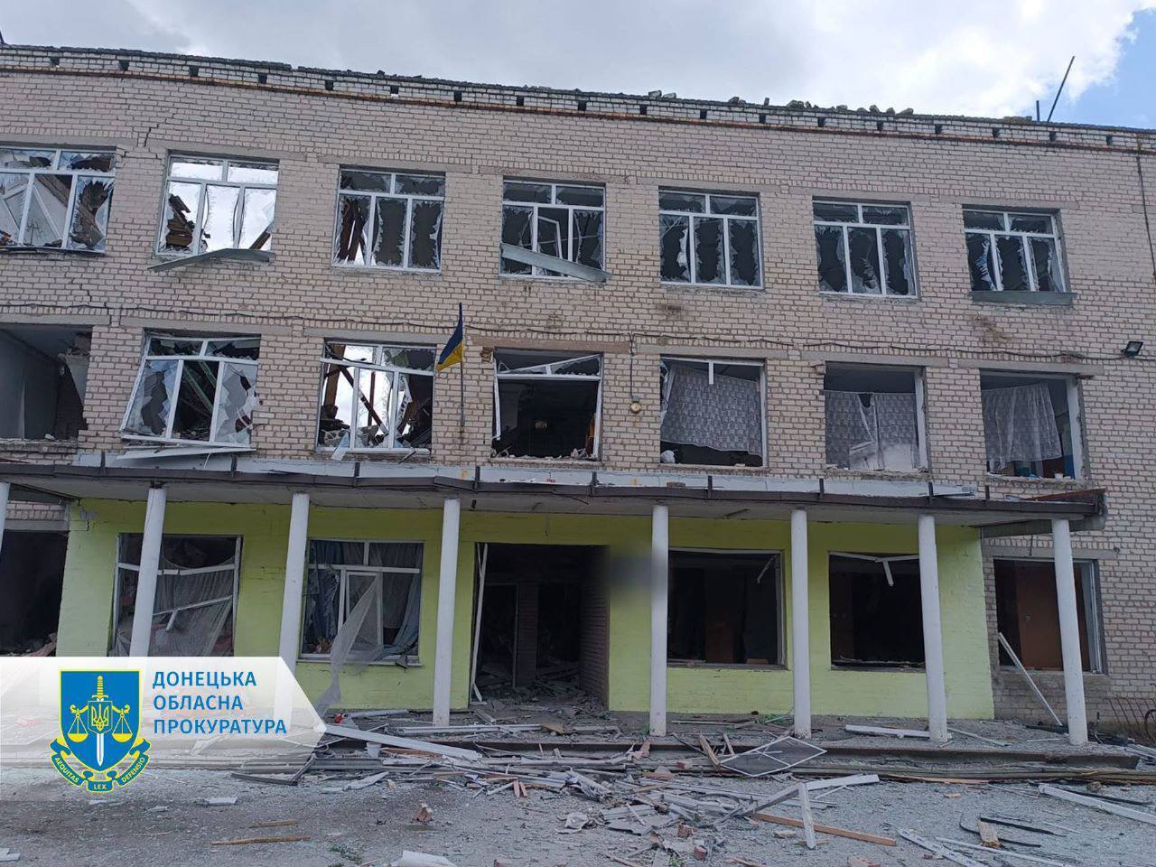 Окупанти вдарили по школі на Донеччині: є жертви й поранені. Фото