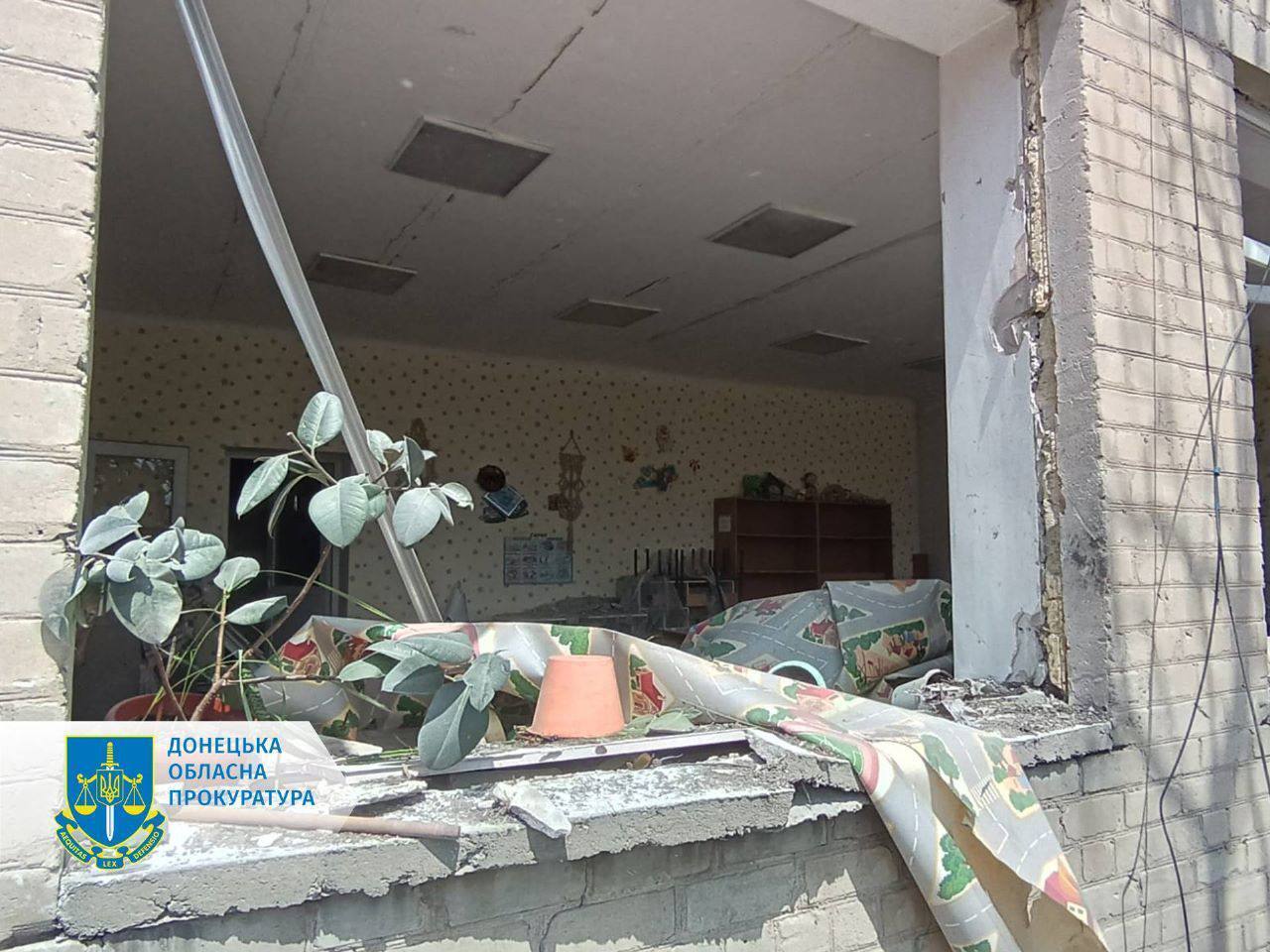 Окупанти вдарили по школі на Донеччині: є жертви й поранені. Фото