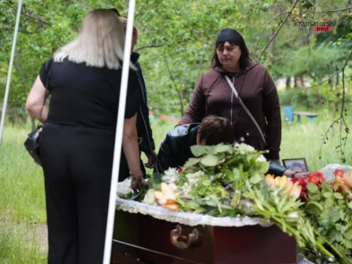 Похоронили в свадебных платьях: в Донецкой области простились с близняшками, которых РФ убила в Краматорске. Фото