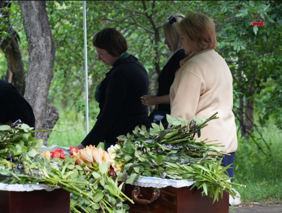 Поховали у весільних сукнях: на Донеччині попрощалися з близнючками, яких РФ убила в Краматорську. Фото
