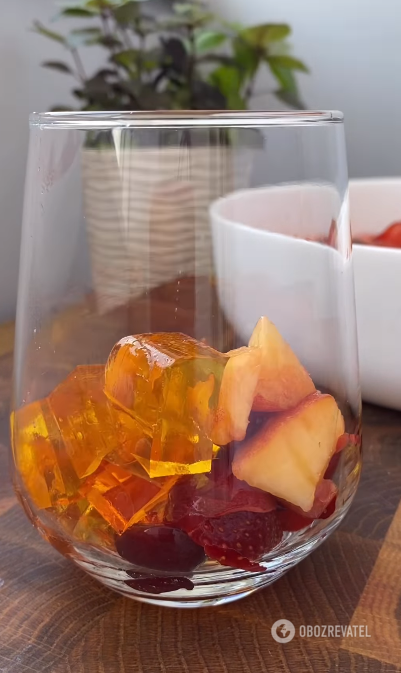 Легкий летний десерт с фруктами в стакане:  понадобится желе