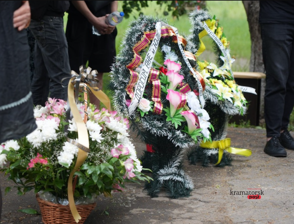 Похоронили в свадебных платьях: в Донецкой области простились с близняшками, которых РФ убила в Краматорске. Фото