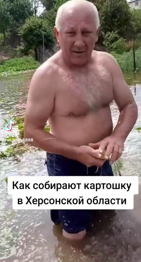 Житель Херсонщины показал, как собирает картофель под водой после подрыва Каховской ГЭС: видео поразило сеть