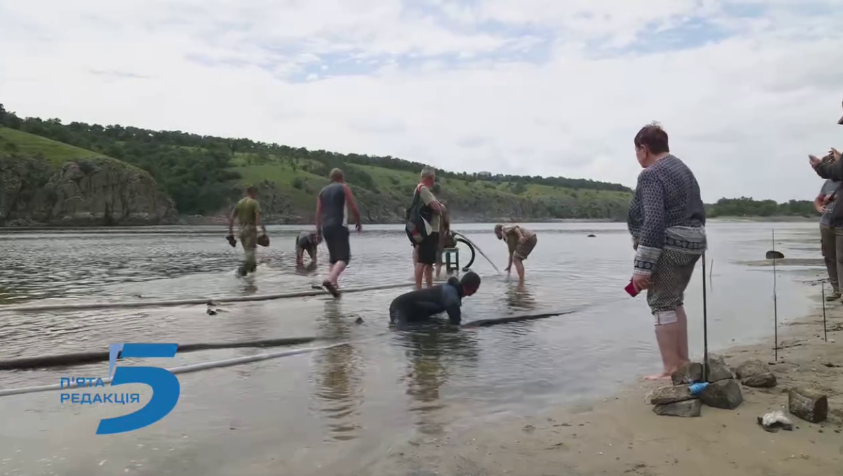 На дне обмелевшего Днепра на Хортице нашли лодку, которой может быть 500 лет. Видео