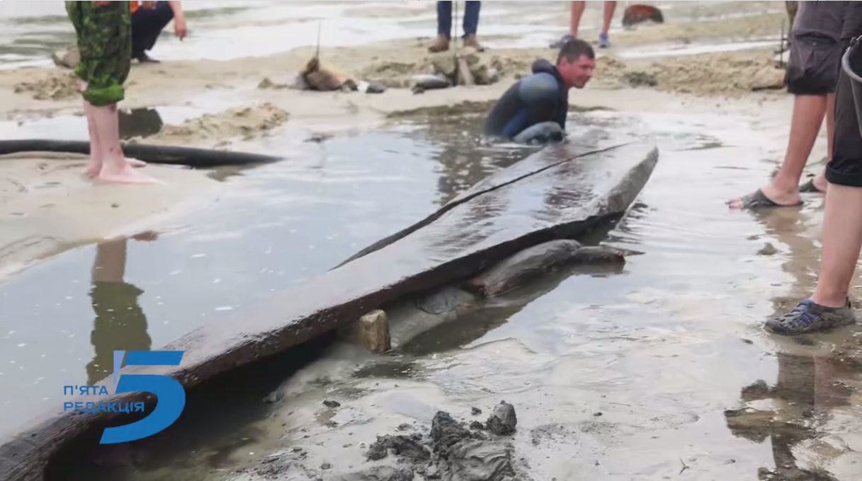 На дне обмелевшего Днепра на Хортице нашли лодку, которой может быть 500 лет. Видео