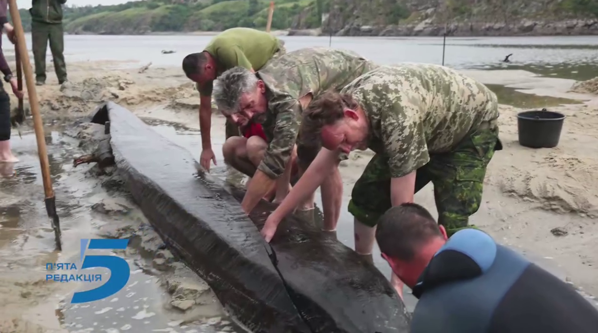 На дне обмелевшего Днепра на Хортице нашли лодку, которой может быть 500 лет. Видео