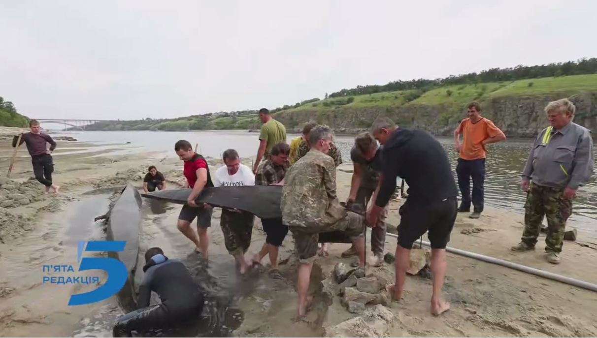 На дне обмелевшего Днепра на Хортице нашли лодку, которой может быть 500 лет. Видео