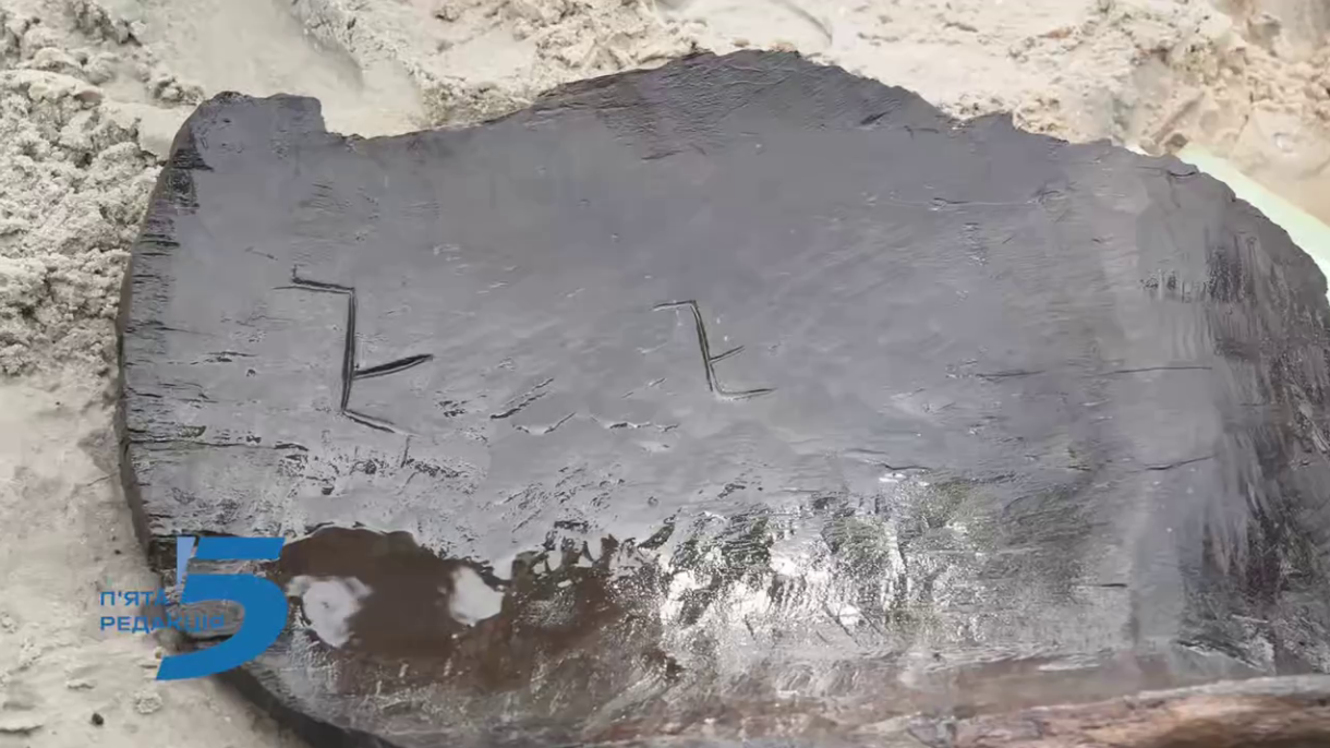 На дне обмелевшего Днепра на Хортице нашли лодку, которой может быть 500 лет. Видео