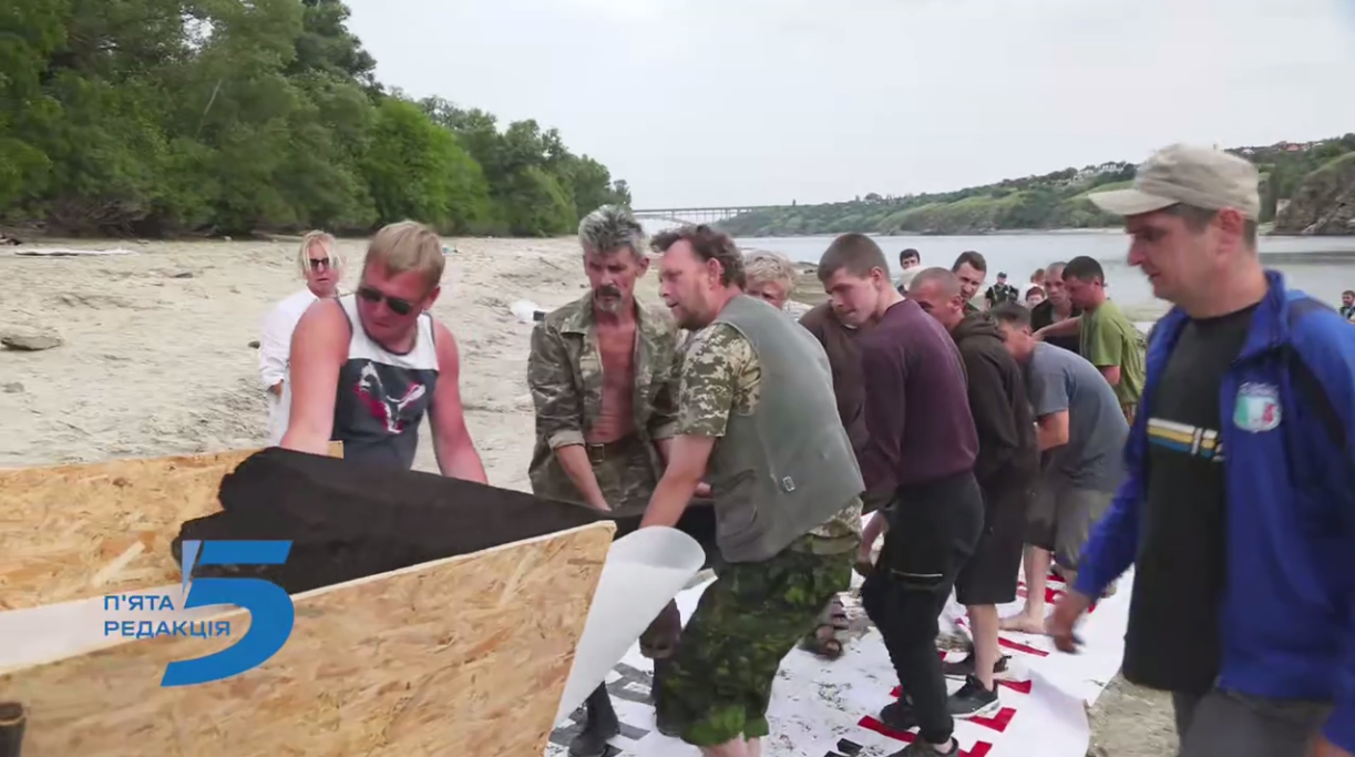 На дне обмелевшего Днепра на Хортице нашли лодку, которой может быть 500 лет. Видео