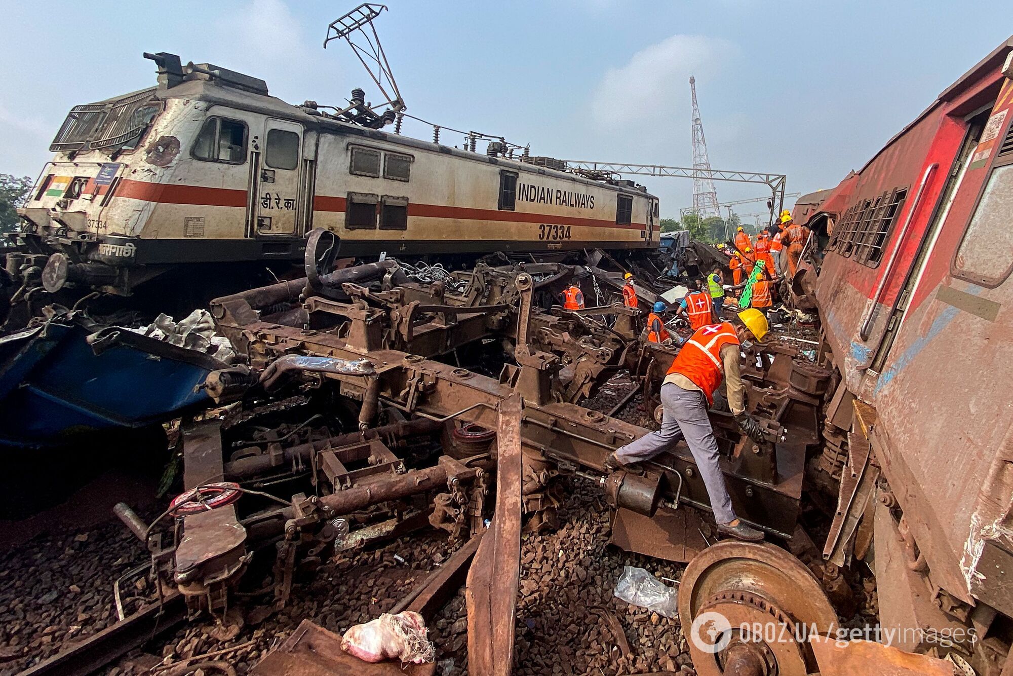 Найбільша трагедія за 20 років: в Індії вже 294 загиблих після зіткнення потягів