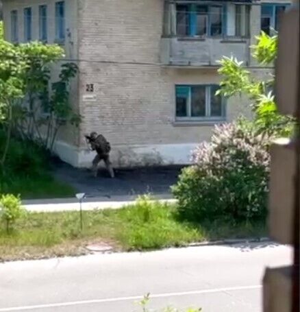 "Они уже везде": в сети показали кадры уличных боев в Новой Таволжанке в Белгородской области