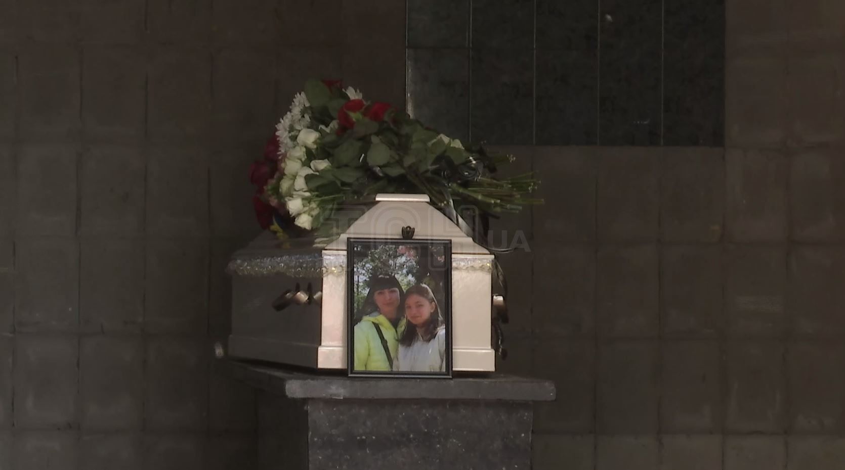 В Киеве попрощались с 9-летней Викой и ее мамой Олей, которые погибли возле укрытия во время удара РФ по Киеву