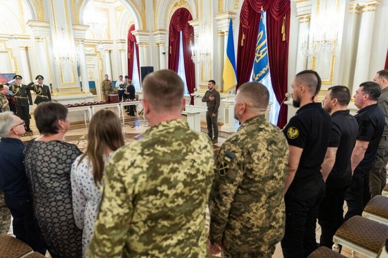 "Працюють заради нашої держави": Зеленський відзначив державними нагородами військовослужбовців і військових кореспондентів. Фото й відео