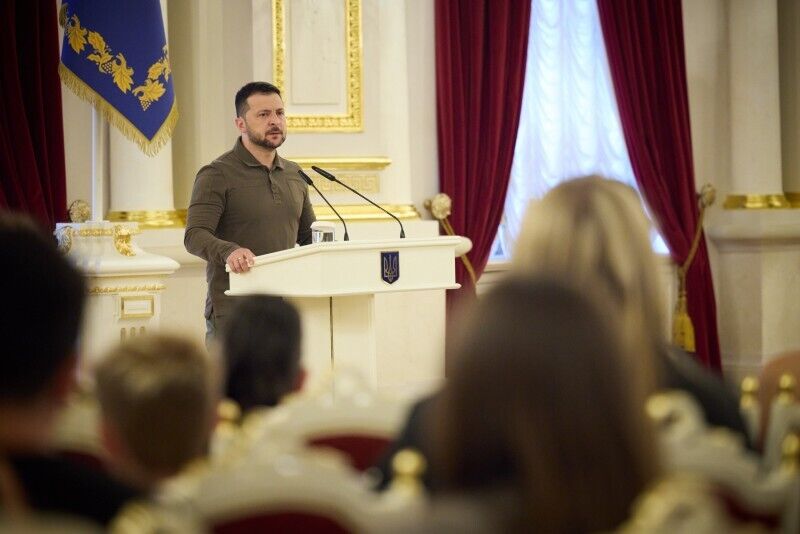 "Працюють заради нашої держави": Зеленський відзначив державними нагородами військовослужбовців і військових кореспондентів. Фото й відео