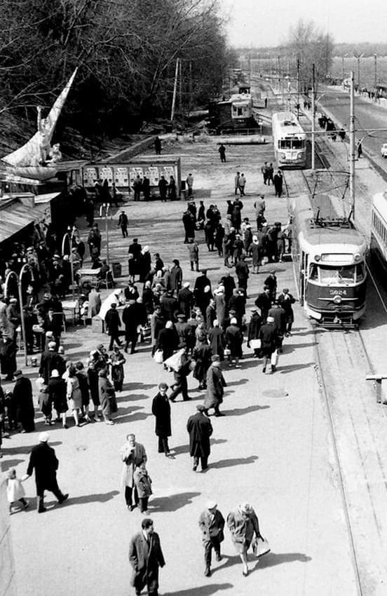 В сети показали, как выглядела легендарная "Бухара" у моста Метро в Киеве в 1960-х годах. Фото