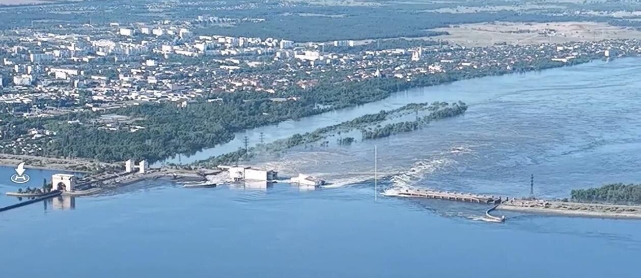 Дрон показал плотину Каховской ГЭС