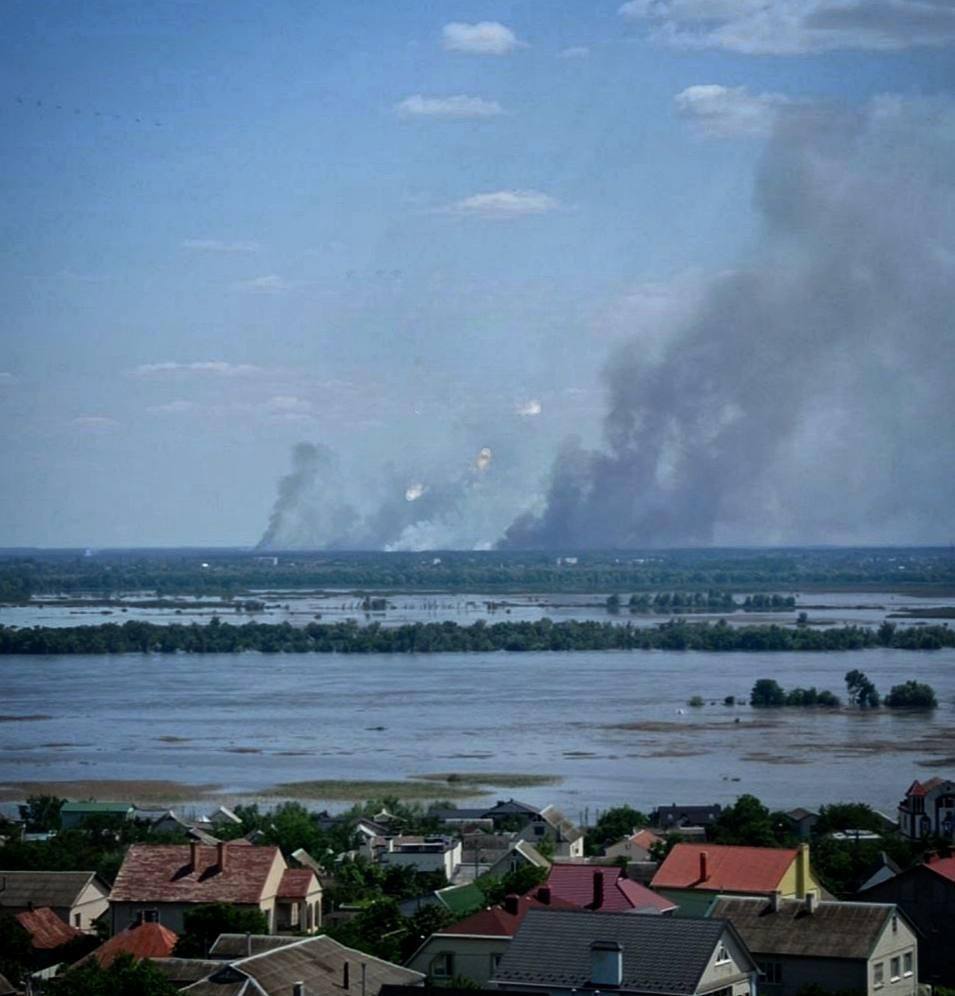 Горит и дымит: ВСУ нанесли удары по позициям оккупантов на левом берегу Херсонщины. Фото и видео