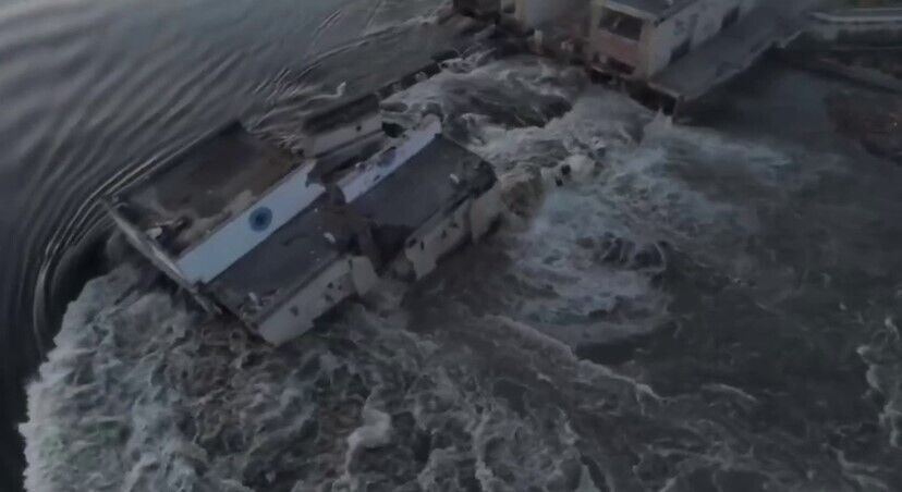 Окупанти здійснили підрив Каховської ГЕС, зафіксовано підняття рівня води. Фото, відео та всі подробиці