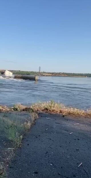 У Каховской ГЭС детонируют мины, боеприпасы выносит прямо на берег: украинцев предупредили об опасности