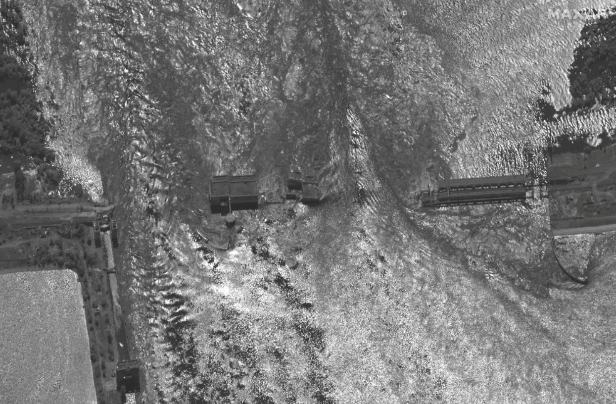 Maxar обнародовала новые спутниковые снимки последствий подрыва оккупантами Каховской ГЭС