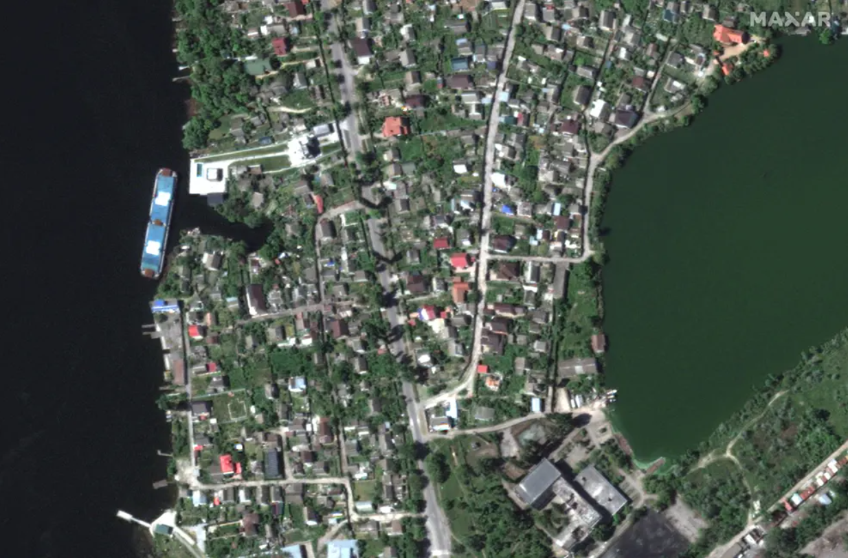Maxar оприлюднила нові супутникові знімки наслідків підриву окупантами Каховської ГЕС