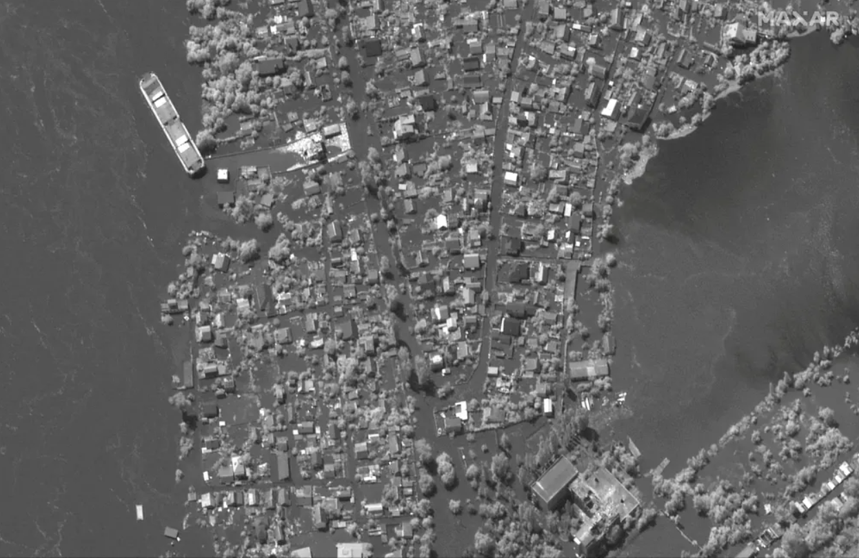 Maxar оприлюднила нові супутникові знімки наслідків підриву окупантами Каховської ГЕС